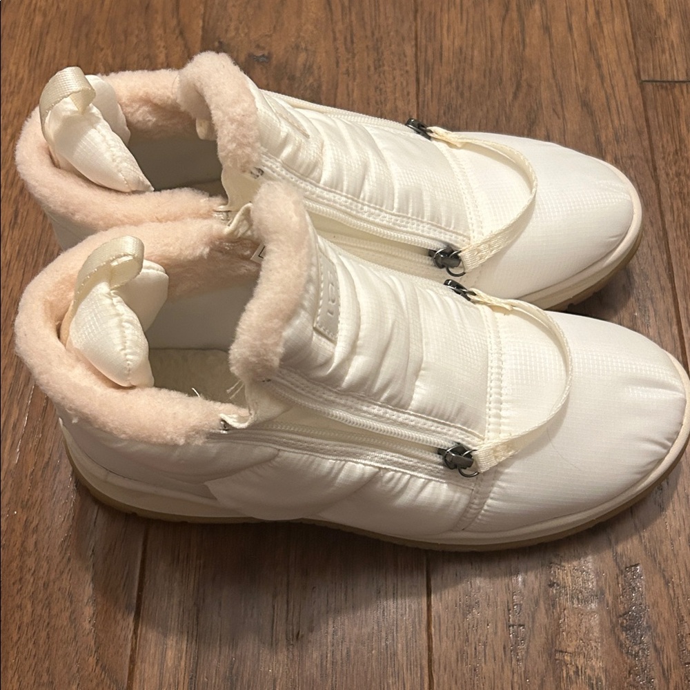 UGG Women's Ankle Boots in White - Picture 3 of 8